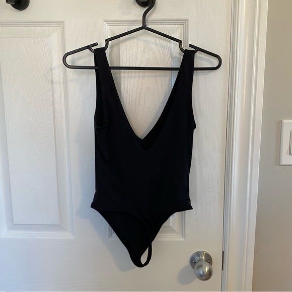 Aritzia contour vneck bodysuit - Picture 5 of 6